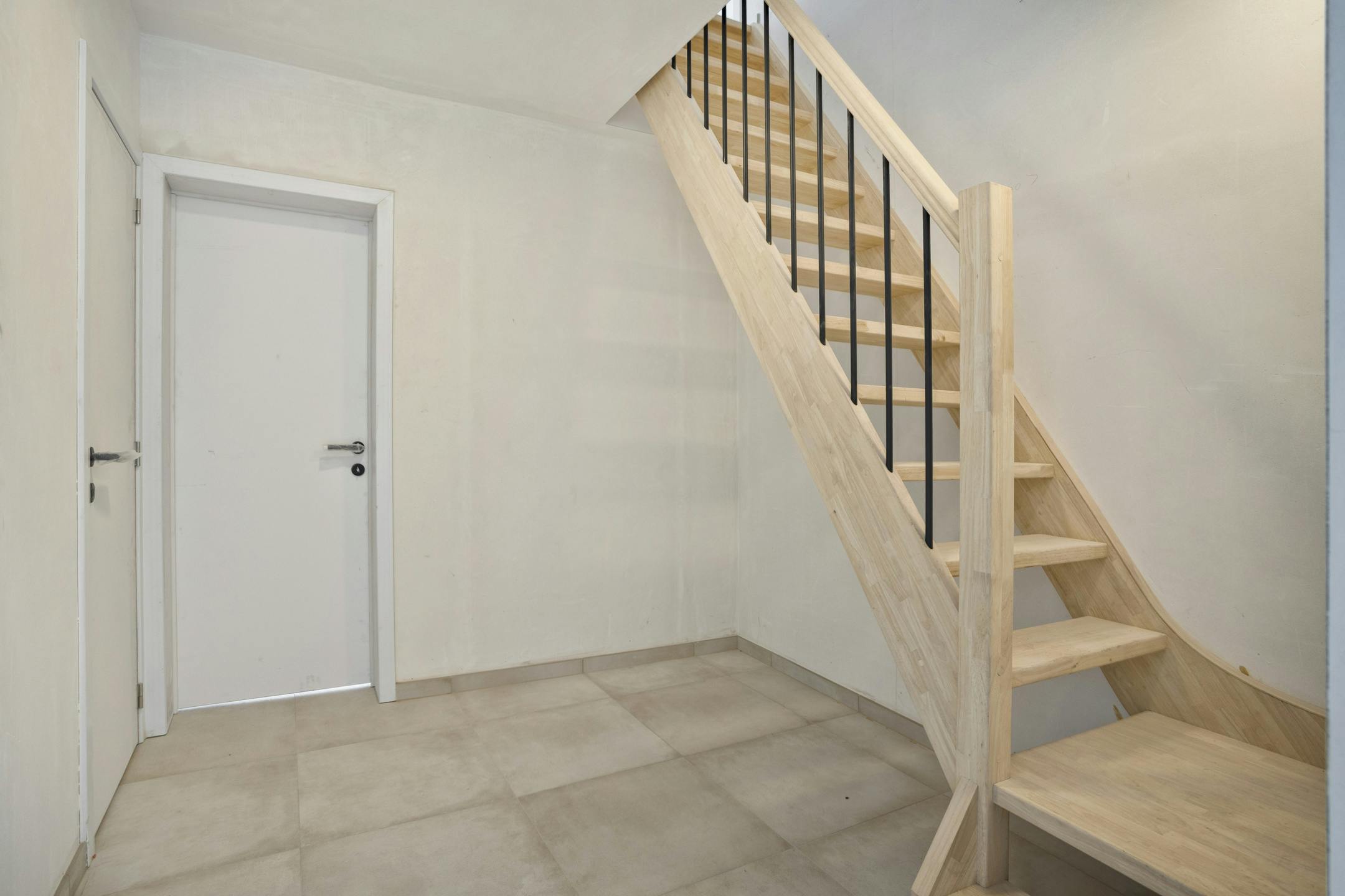 Pand met 2 gerenoveerde appartementen en winkel te Veurne. foto 23