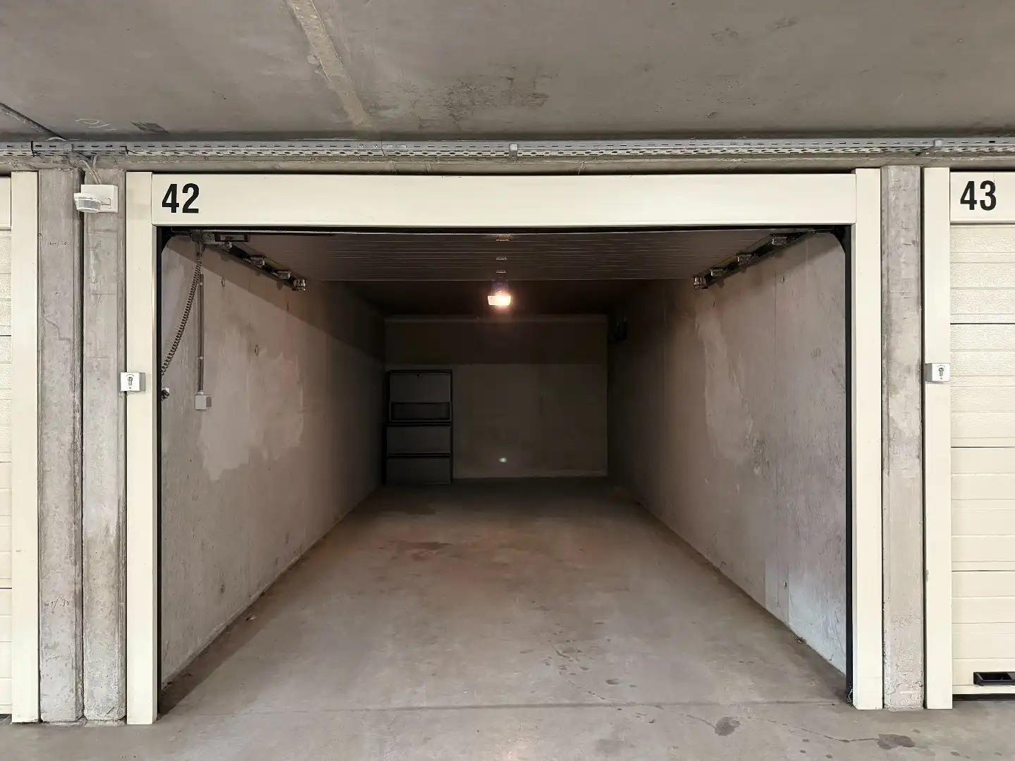 RUIME GARAGEBOX ONDER KINEPOLIS OOSTENDE  foto {{pictureIndex}}