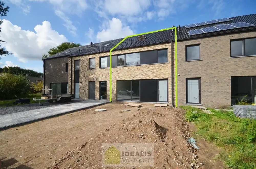 GELIEVE ENKEL AAN TE MELDEN VIA MAIL!! RUIME NIEUWBOUW GEZINSWONING OP WANDELAFSTAND VAN CENTRUM! – Afgewerkte en ruime woning perfect gelegen op wandelafstand van het centrum van Peer alsook vlakbij uitgebreide sportfaciliteiten!! De woning is zeer fijn ingedeeld, met een inkomhal en wc, riante woonkamer, open keuken met naastgelegen berging op de gelijkvloerse verdieping, overloop, 3 slaapkamers en een ruime badkamer op de eerste verdieping en een zolder te bereiken via vast trap op de 2e verdieping!! Tevens beschikt de woning over een private voortuin/parking en is er een leuk tuintje met tuinberging aan de achterzijde. De achterzijde van het perceel is tevens toegankelijk via een pad. Deze nieuwbouwwoning werd zeer goed geïsoleerd opgeleverd, heeft slechts een E-peil van 38 en is voorzien van ventilatie type D!! Zeer geschikt voor kandidaten op zoek naar een correct geprijsde nieuwbouwwoning!! Beschikbaar vanaf 1 december 2026. foto {{pictureIndex}}