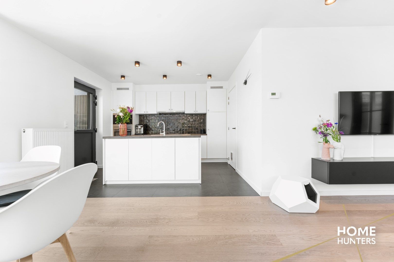 Halfopen bebouwing in landelijke, moderne stijl  foto 13
