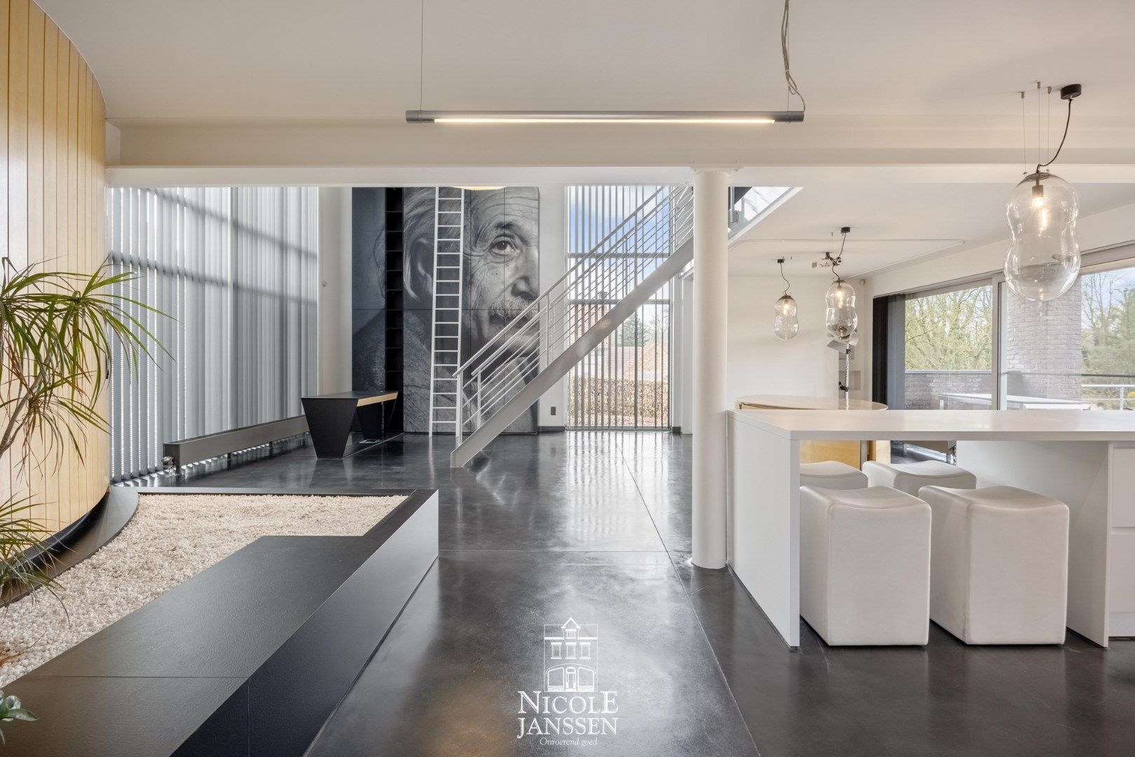 Zeer moderne en luchtige woning in een rustige, groene omgeving foto 6