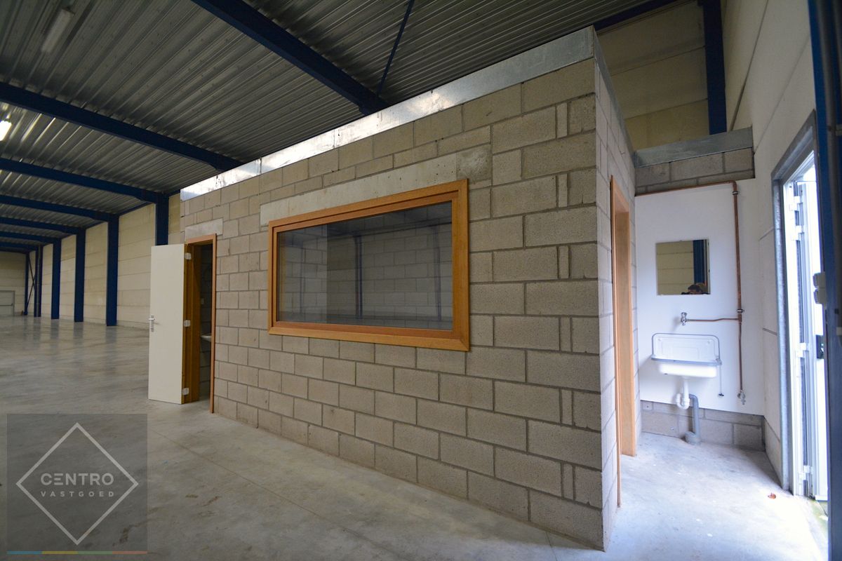 Instapklaar MAGAZIJN (980m2) met geïntegreerde KANTOORRUIMTE en toilet op ambachtelijke zone te Oostkamp foto 7