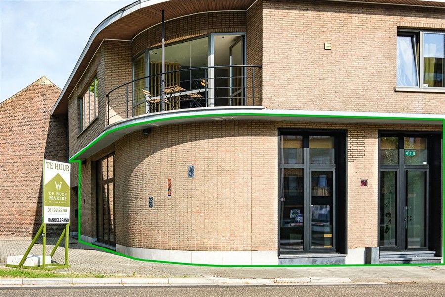 HANDELSRUIMTE TE HUUR OP CENTRALE LIGGING IN SINT-TRUIDEN foto {{pictureIndex}}