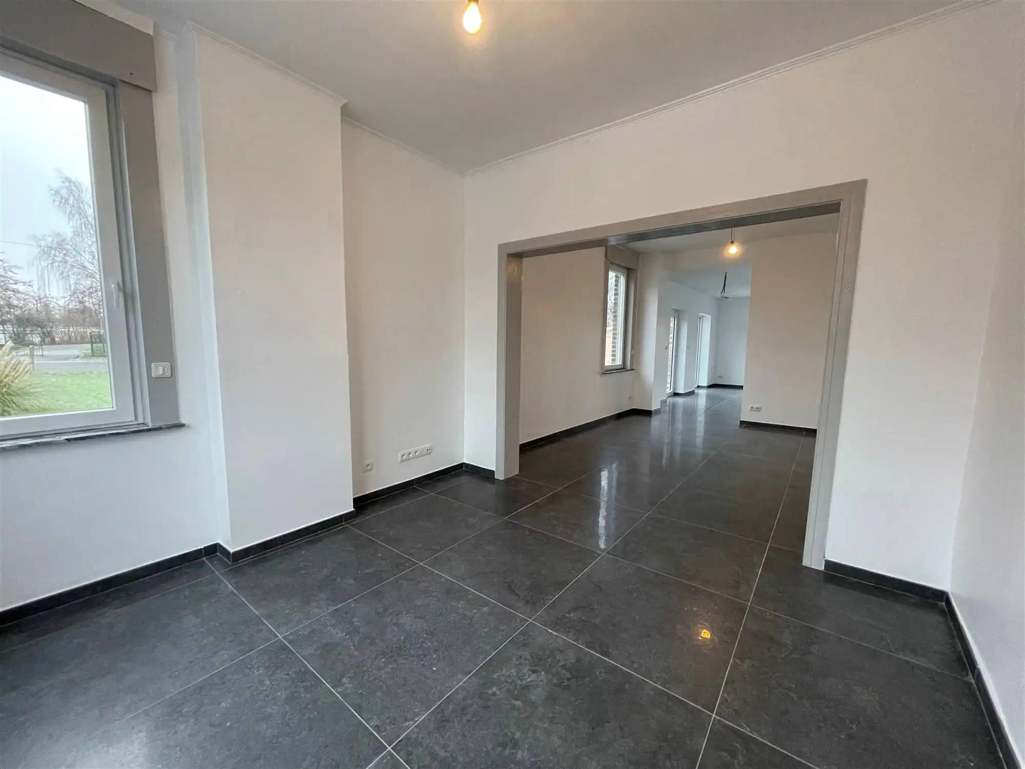 Woonhuis met garage en grote tuin foto 3