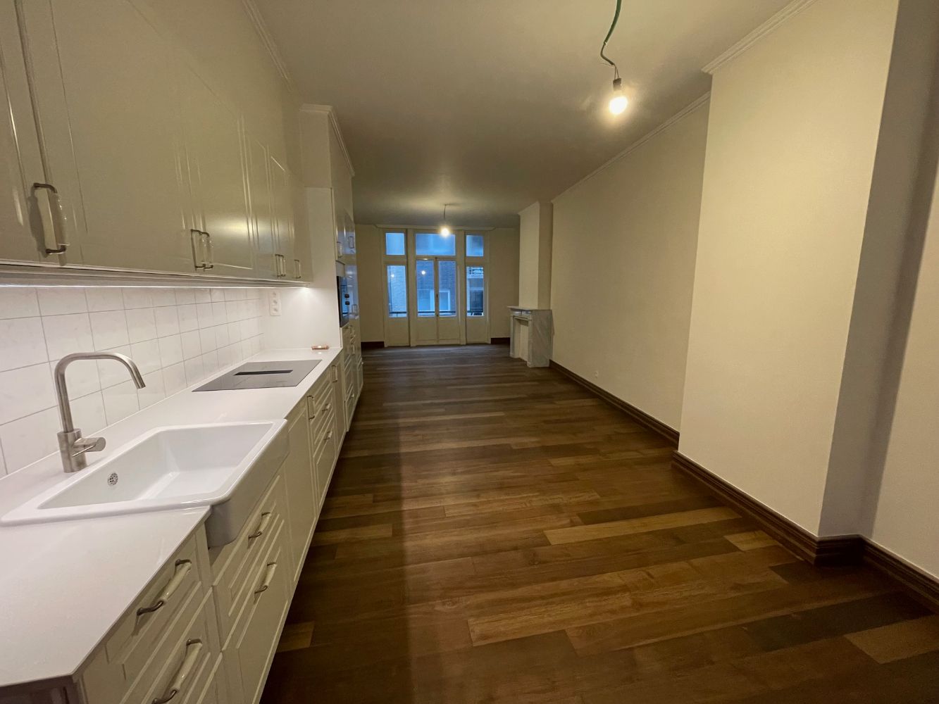 Heel mooi gerenoveerd appartement met twee slaapkamers. Tijdens de renovatie is veel aandacht besteed aan het behouden en versterken van de authentieke stijl van het gebouw. foto 2