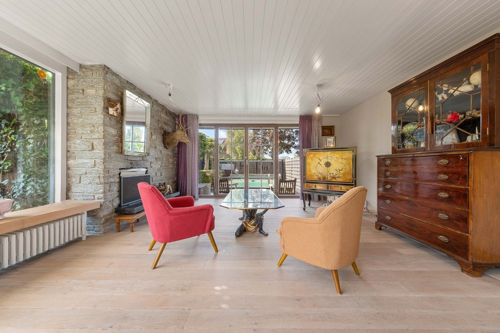 Instapklare bungalowvilla met zwembad en tijdloze architectuur. foto 8