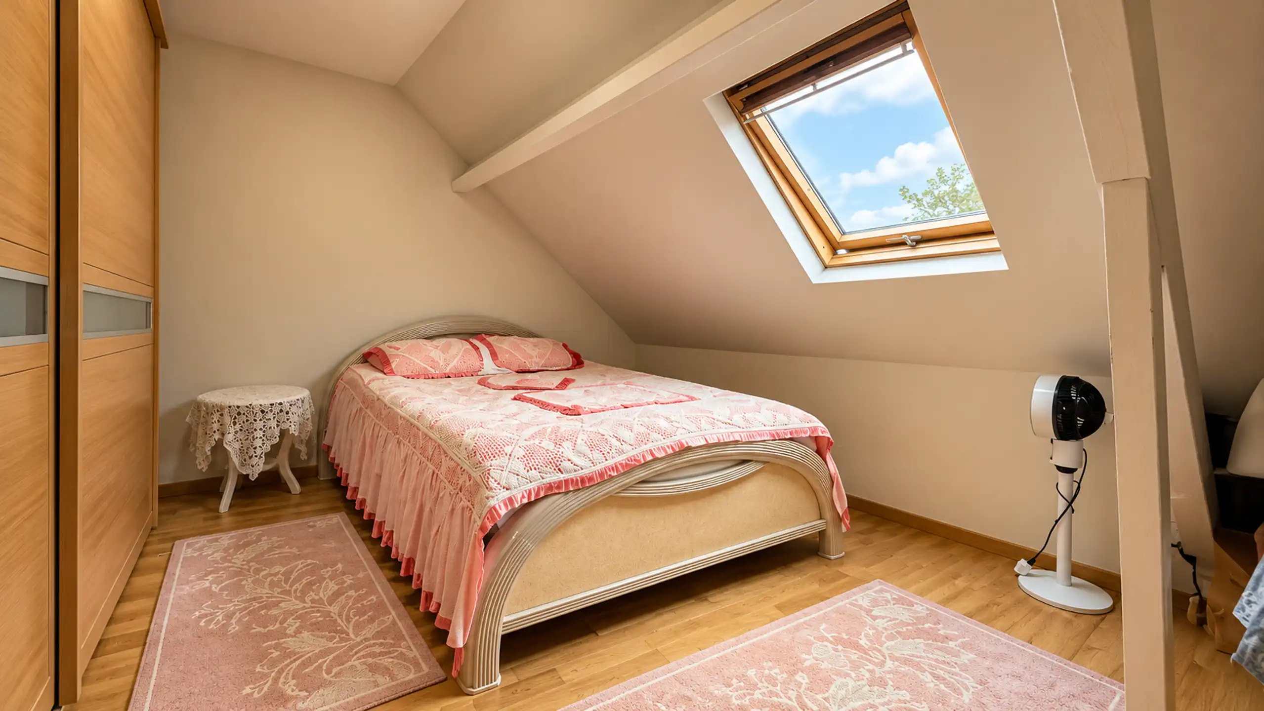 Instapklare halfopen bebouwing met zonnige tuin en garagebox foto 31