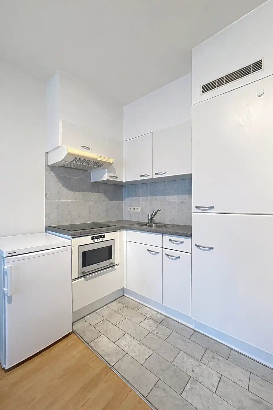 Gemeubeld appartement met één slaapkamer + bureau foto 4