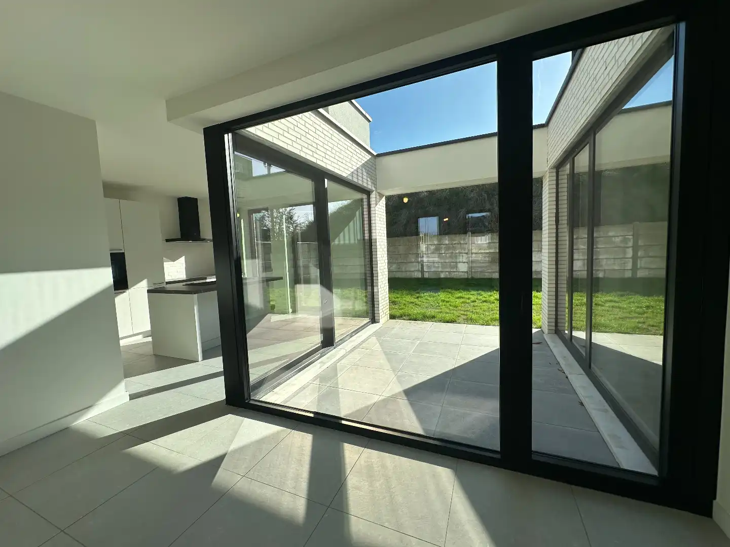 Ruim gelijkvloers appartement met groot terras en privé tuin in Alken foto 4
