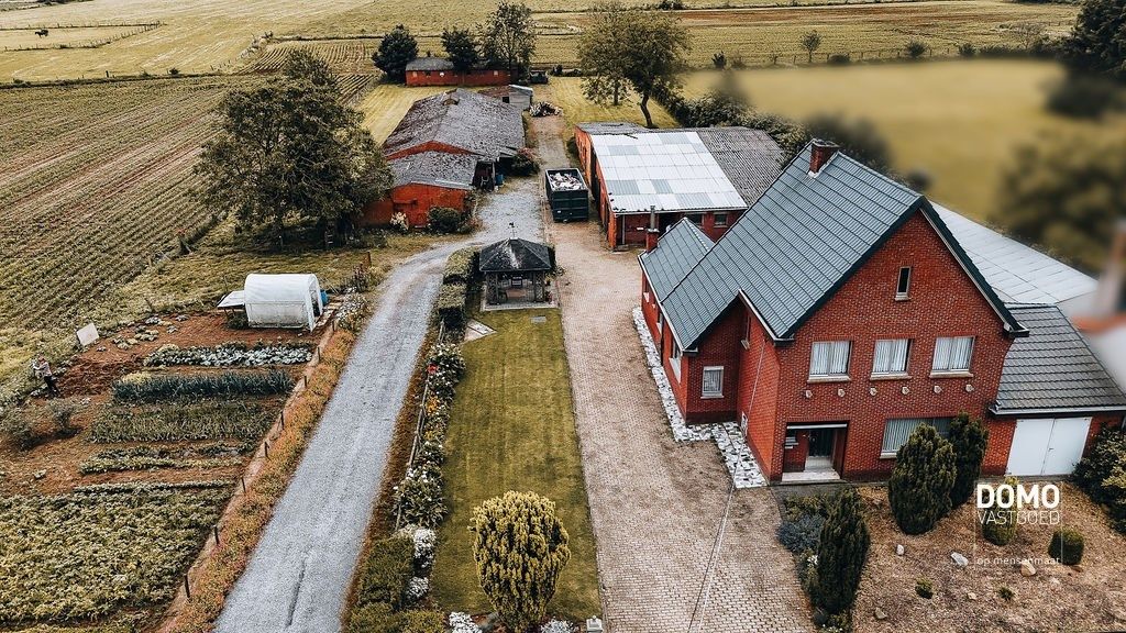 Ruime woning met stallingen en een prachtig groen uitzicht. foto 31