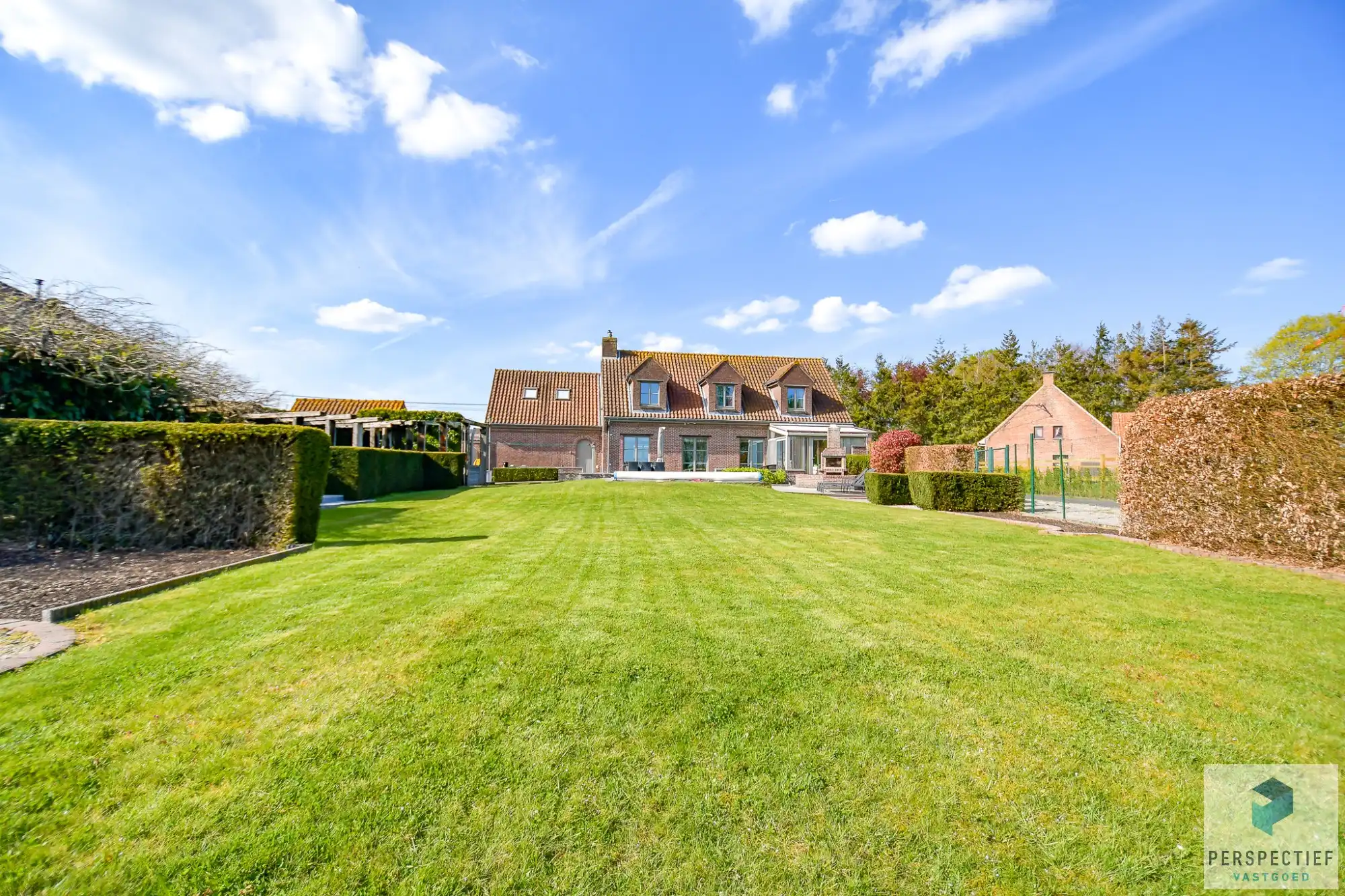 Landelijk gelegen villa met handelsruimte en buitenzwembad op 1370 m² foto 3