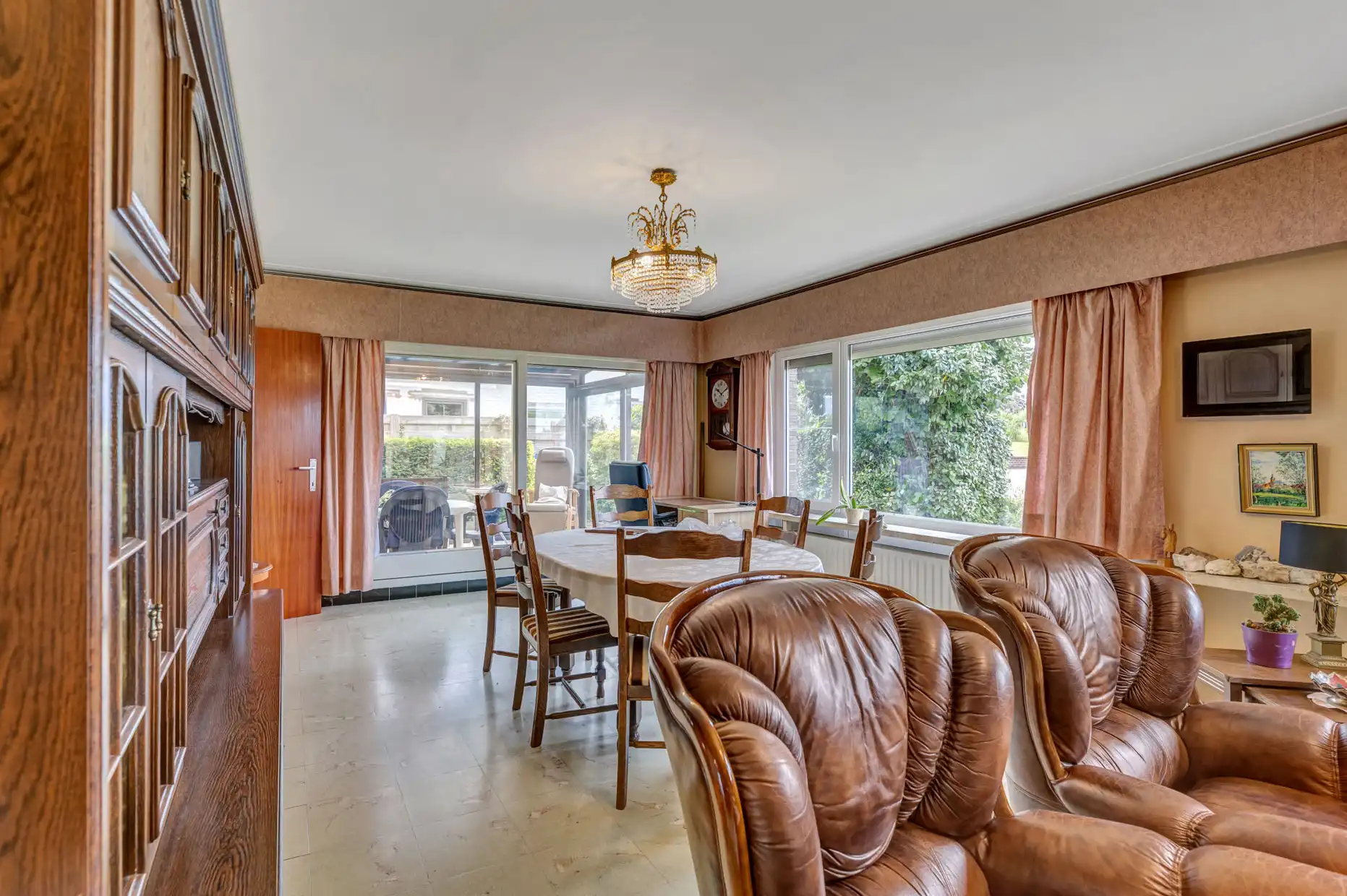 Ruime bungalow met uitzonderlijk potentieel op toplocatie foto 6