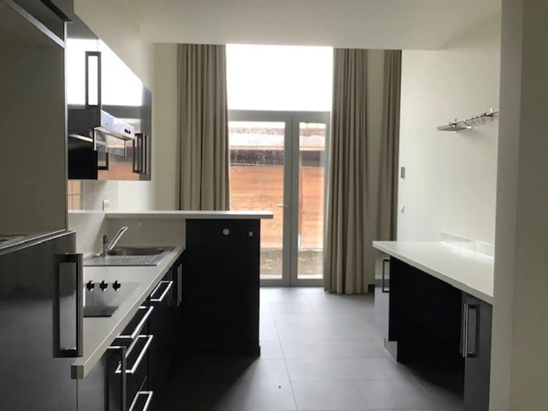LEDE - Ruim, gelijkvloers appartement mét staanplaats. foto 2