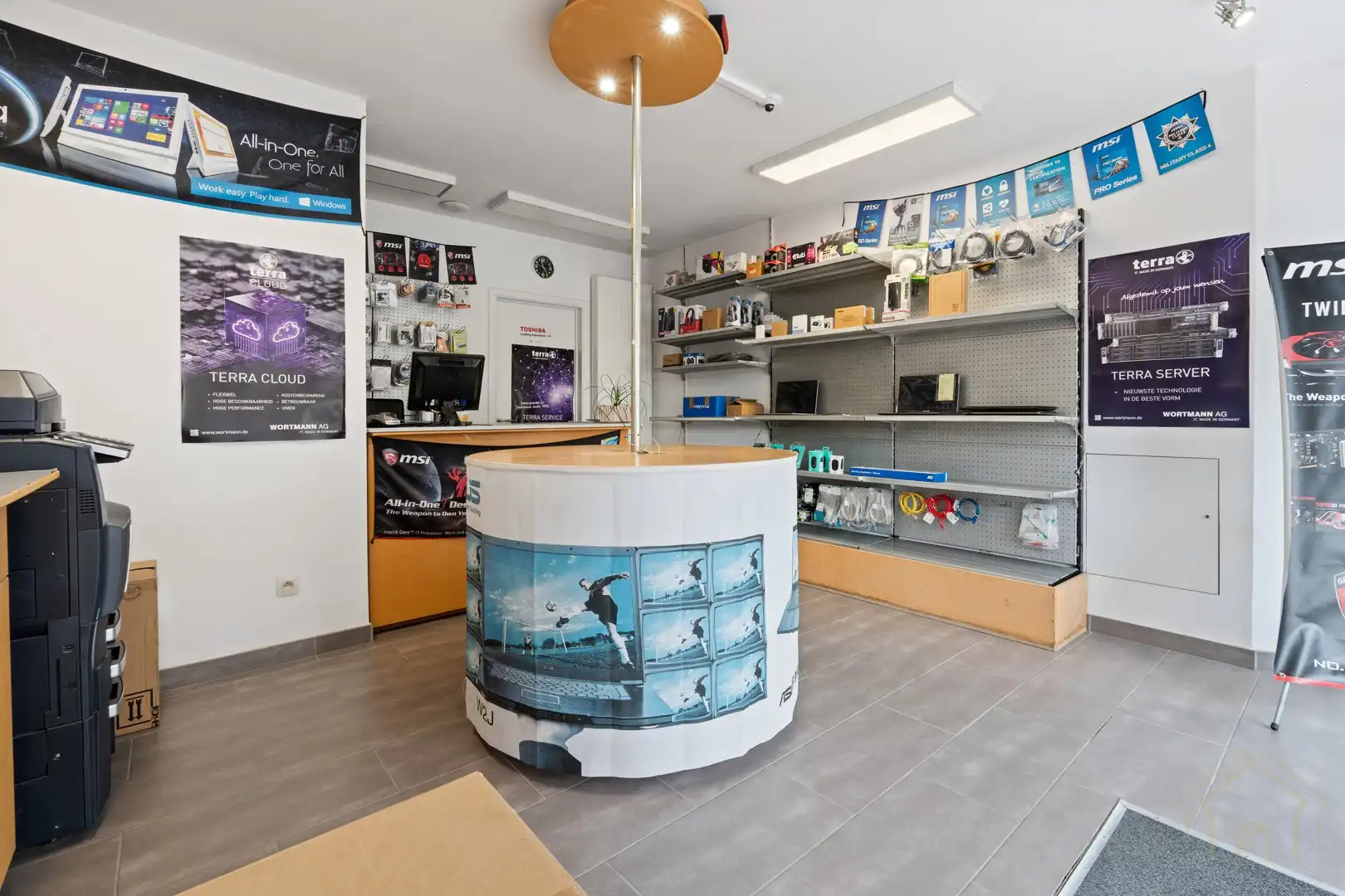 Commercieel pand met woonst – momenteel in gebruik als computerwinkel foto 2