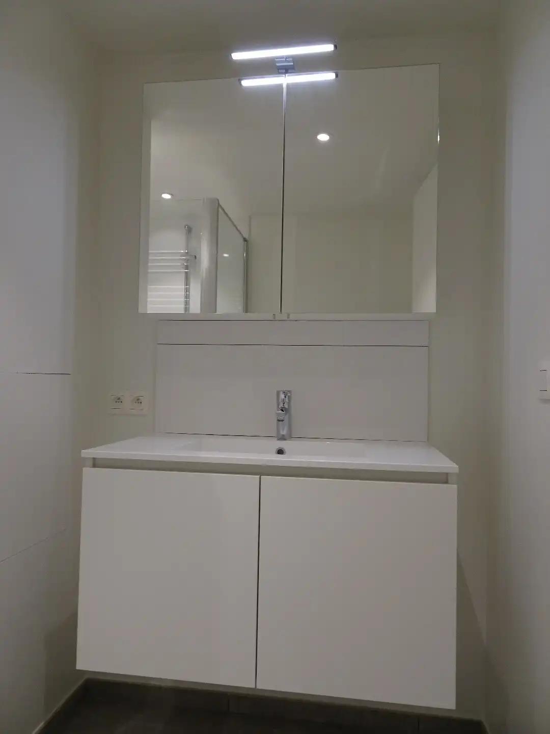 Luxe appartement met 2 ruime SLK,  een terras en een private autostaanplaats foto 8