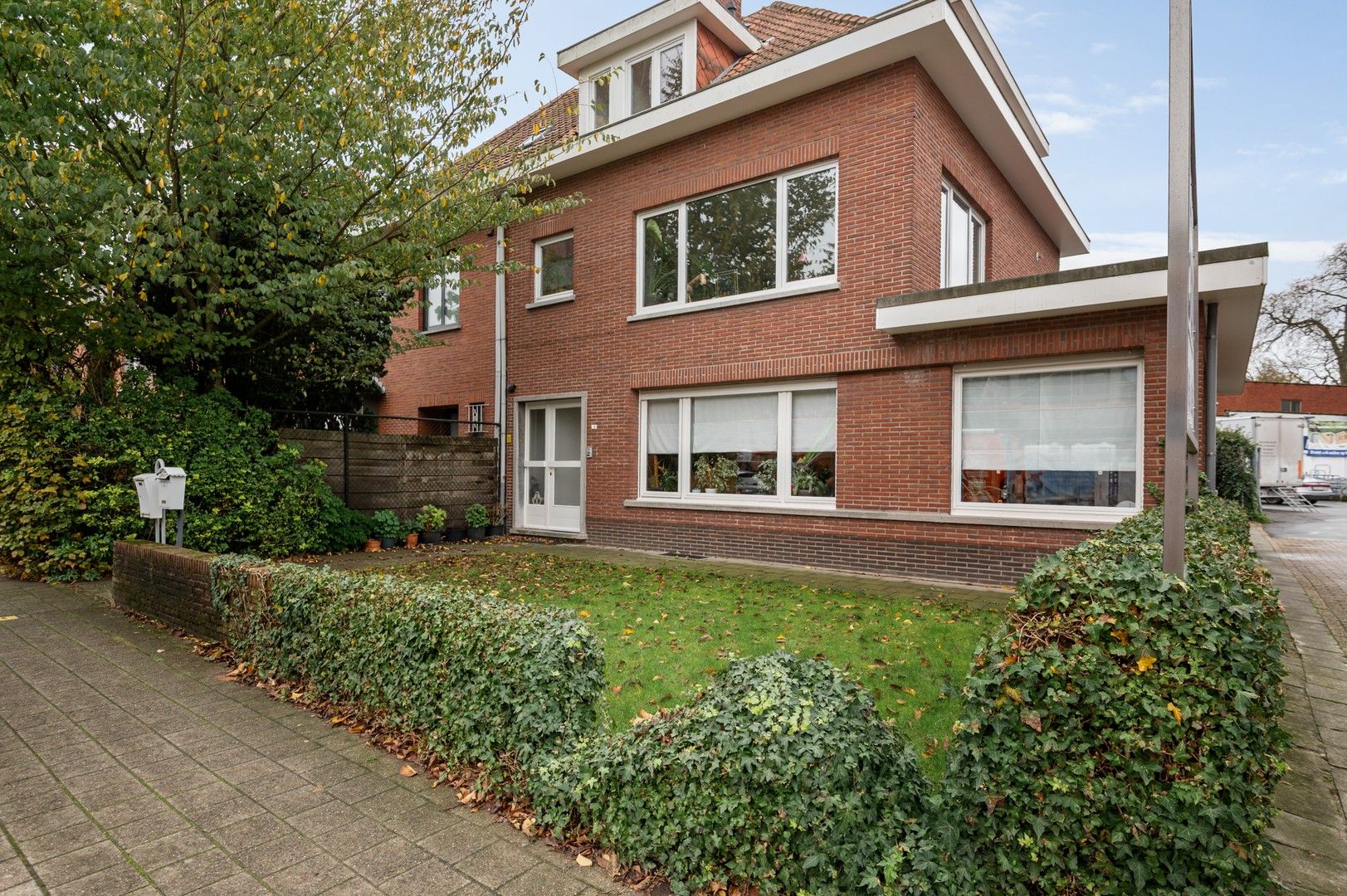 Gelijkvloers appartement met zuid tuin in het hart van Brasschaat. foto {{pictureIndex}}