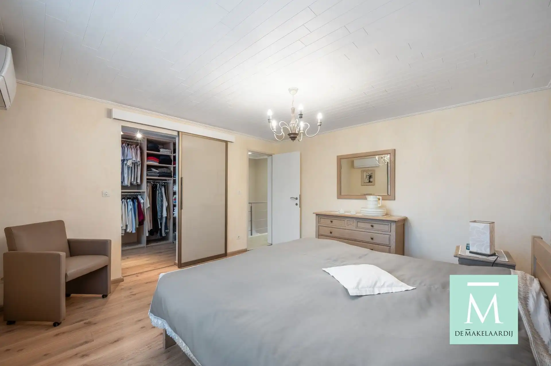 Volledig gerenoveerde woning met aangename tuin  foto 17