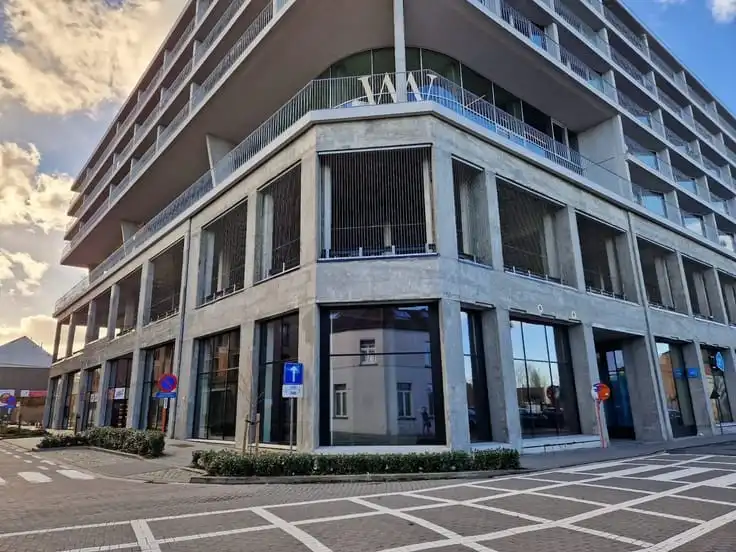 200 m² commerciële ruimte met mezzanine in hartje Merchtem – toplocatie met visibiliteit foto {{pictureIndex}}