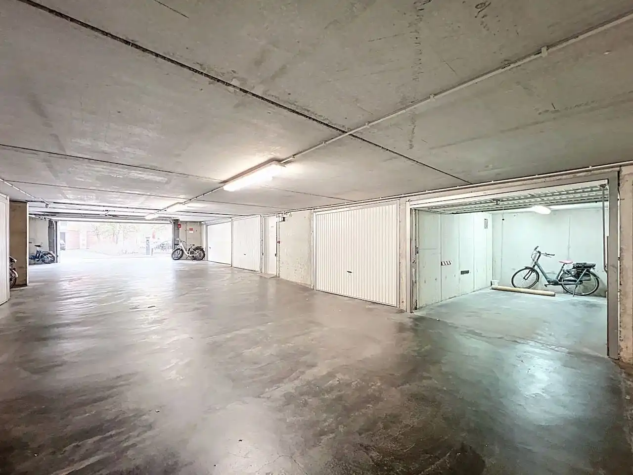 Makkelijk inrijdbare, afgesloten garagebox, gelegen op het gelijkvloers. foto 3