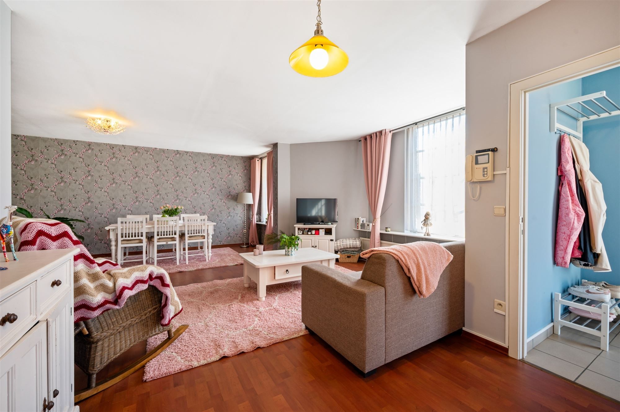Ruim 2 slaapkamer appartement met 2 overdekte staanplaatsen en grote tuin foto 3