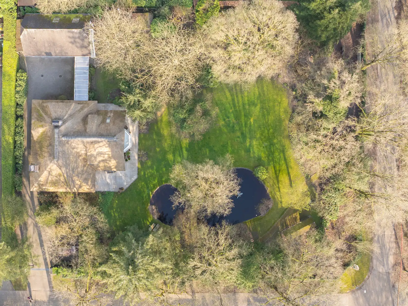 Unieke villa met 4 slpks, 3 bdks, riante garage & guesthouse foto {{pictureIndex}}