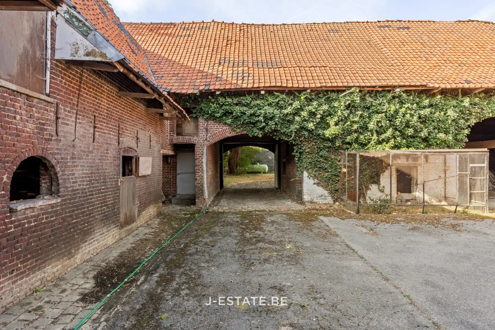 Authentieke vierkantshoeve met binnenplaats, bijgebouwen en prachtig uitzicht foto 17