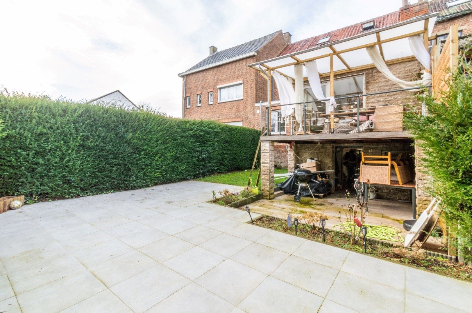 Ruime en gerenoveerde woning met 4 slaapkamers + garage! foto 19