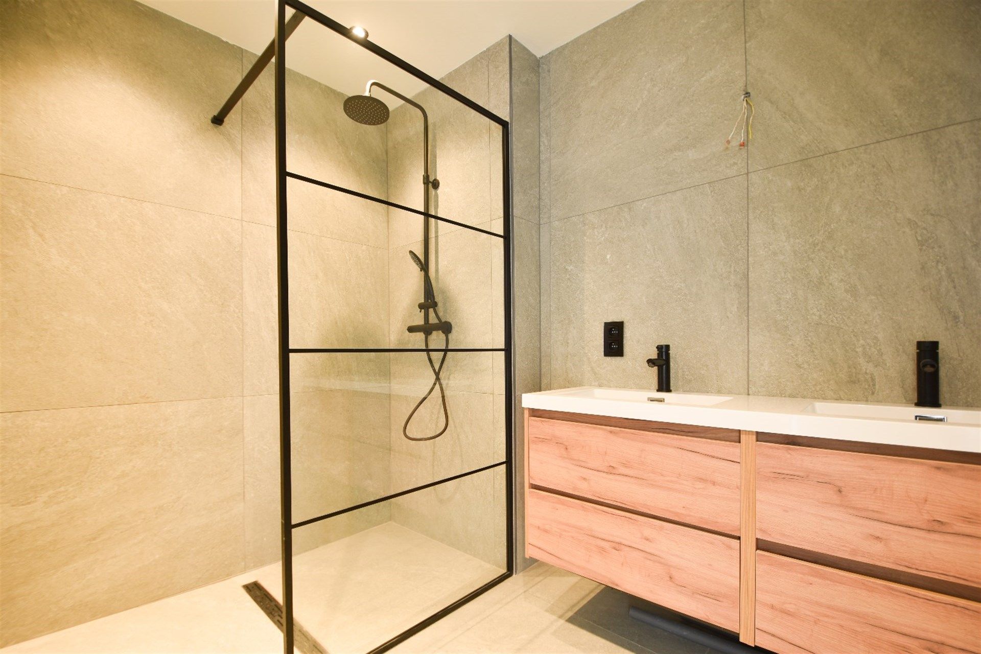 Lichtrijk, gerenoveerd 2 slaapkamer appartement in Hamme  foto 4