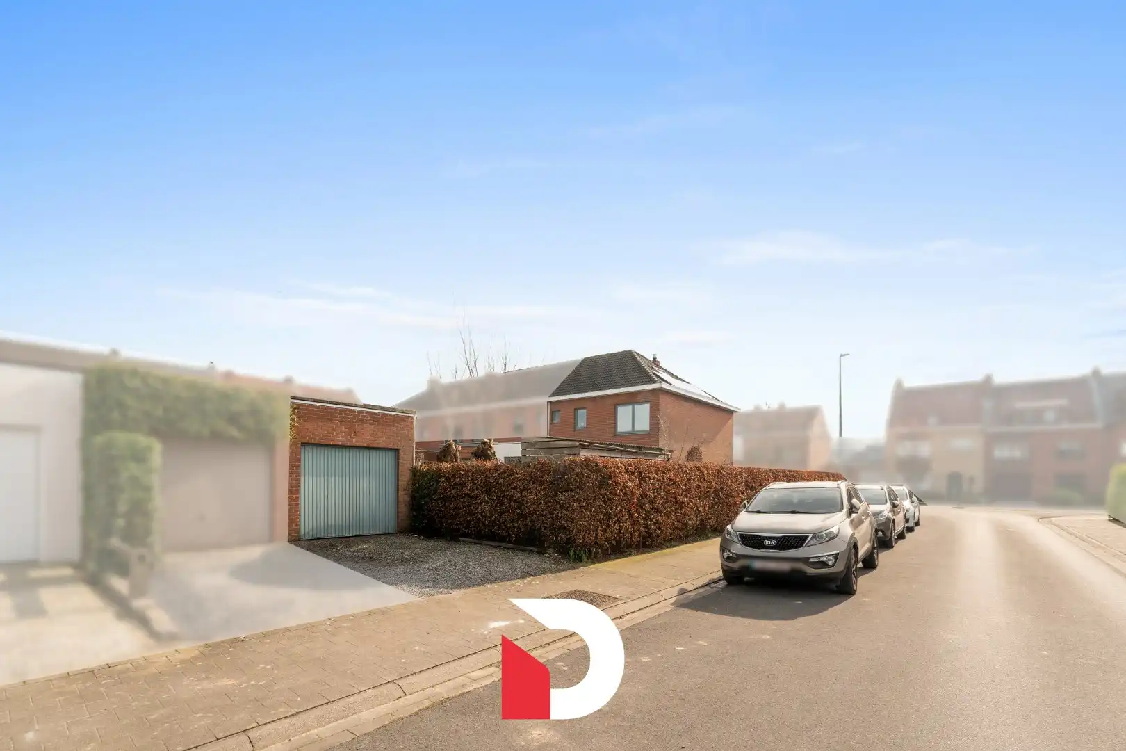 Ruime halfopen woning + apart perceel met garage op een rustige ligging te Sint-Kruis. foto 2