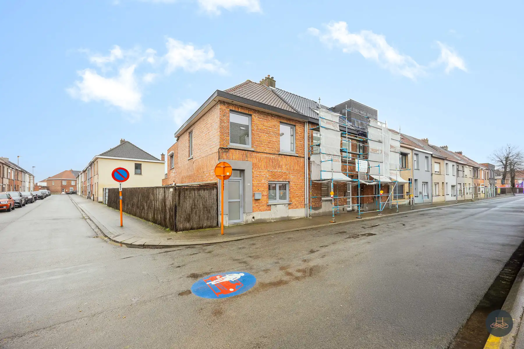 Hoofdfoto van de publicatie: Charmante, halfopen, gerenoveerde woning met 3 staanplaatsen