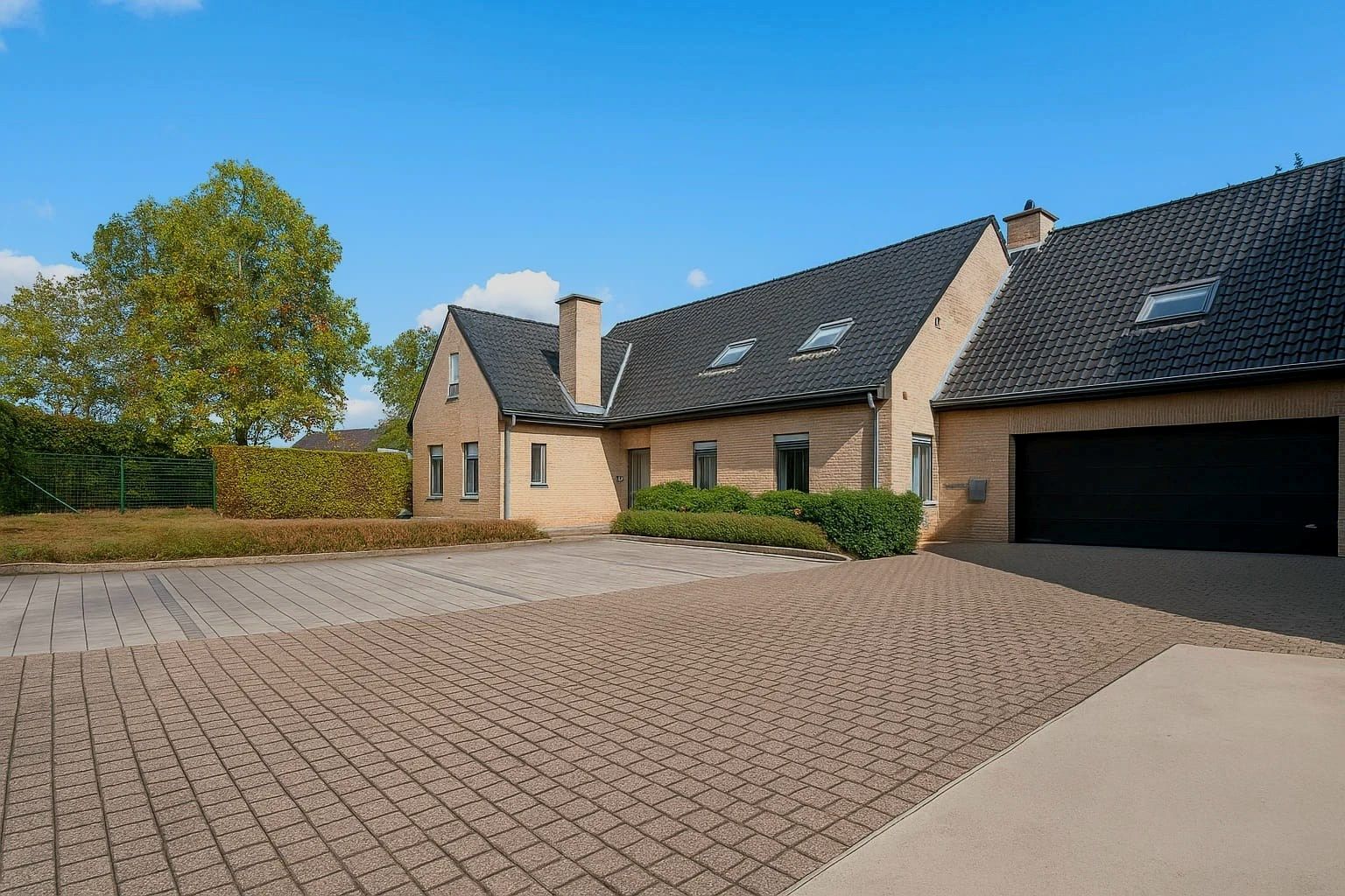 ZEER RUIME VILLA MET DUBBELE GARAGE EN GROTE TUIN foto {{pictureIndex}}