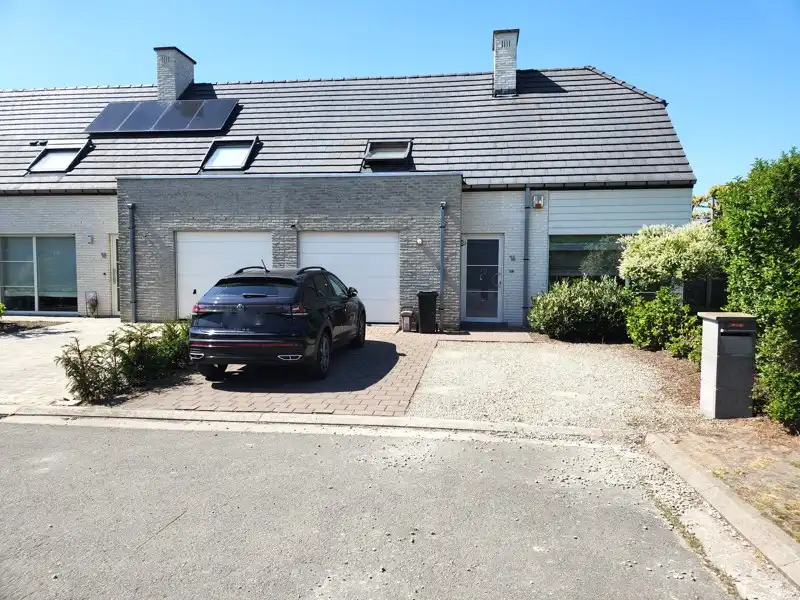 🏡 Moderne gezinswoning TE HUUR met tuin, garage en 3 slaapkamers op topligging in Waregem! foto {{pictureIndex}}