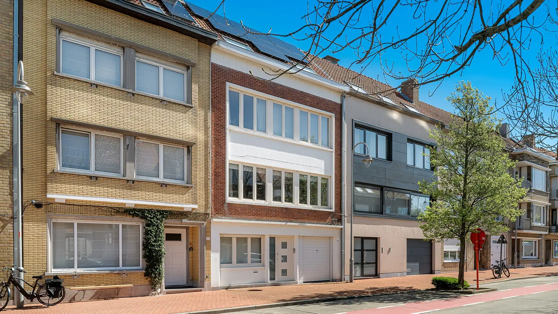 Ruime, stevige gezinswoning met 5 kamers en garage foto {{pictureIndex}}