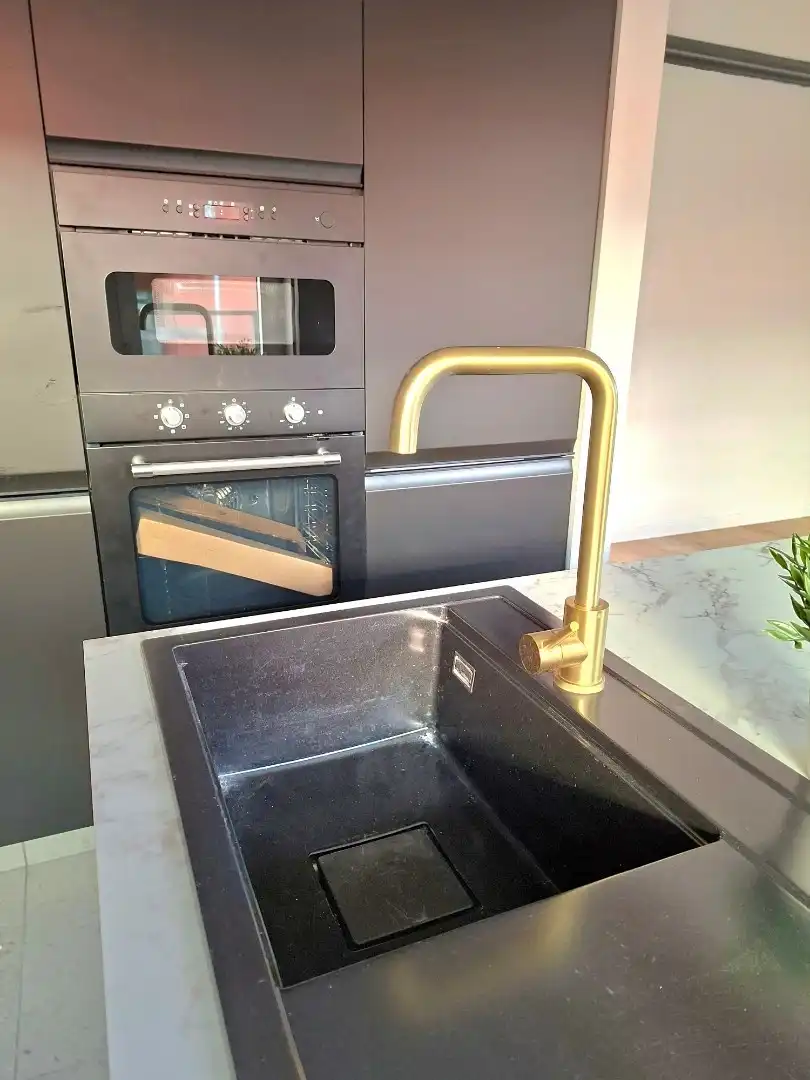 Vernieuwd hoekappartement foto 27