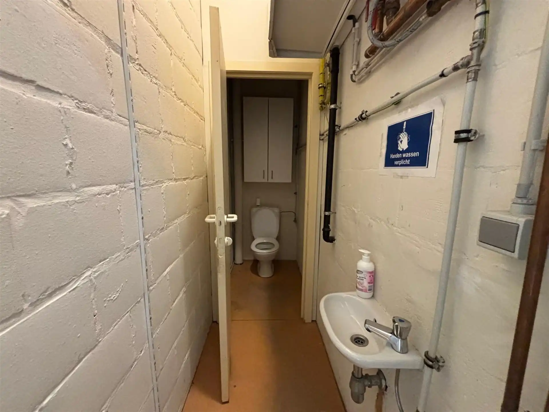 Uitstekend gelegen handelspand 150m², met 137m² opslagruimte en keuken foto 16