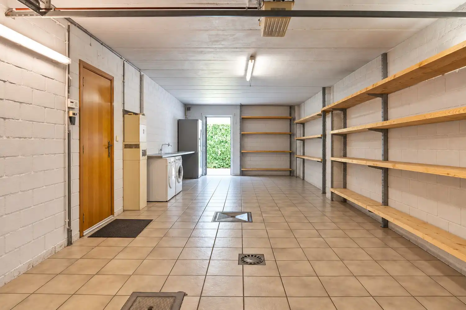 Instapklare woning met inpandige garage en grote tuin op een prima locatie in Kapelle-op-den-bos foto 4