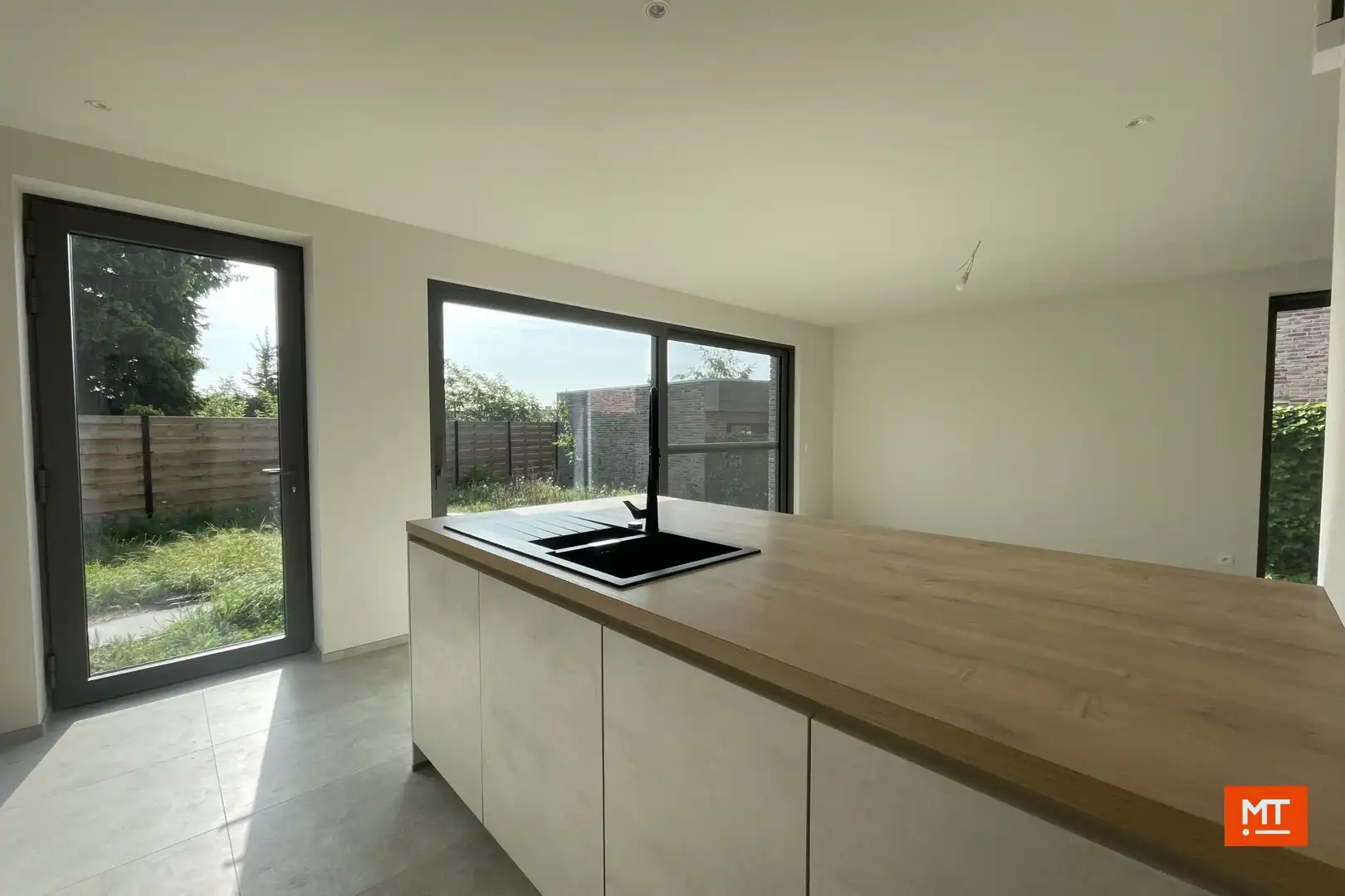 Nieuwbouwwoning te huur met 3 ruime slaapkamers en carport foto 6