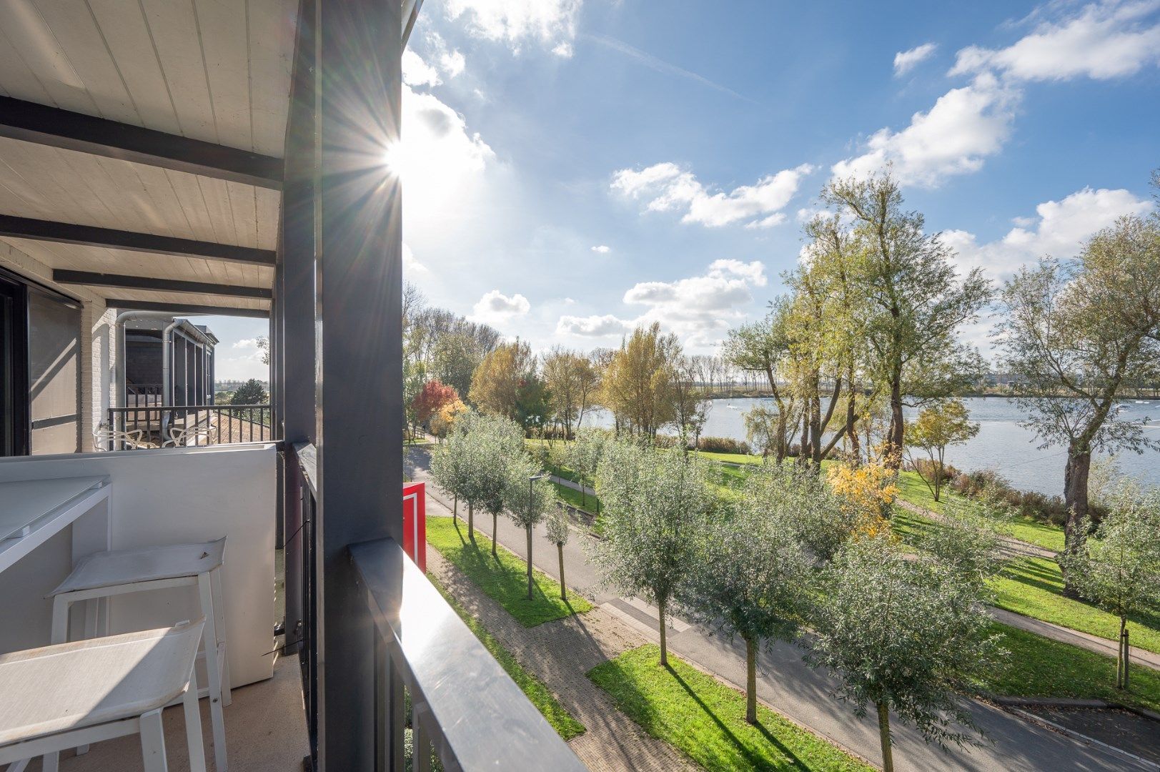 Exclusief: 1e lijn appartement met zuid-west georiënteerde terrassen en frontaal zicht op het meer te Duinenwater foto 6