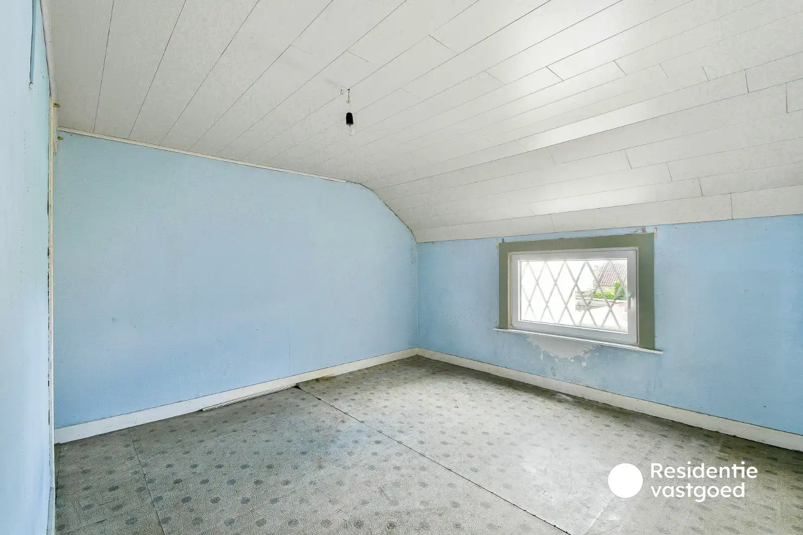 Te renoveren rijwoning met twee slaapkamers en tuin foto 11