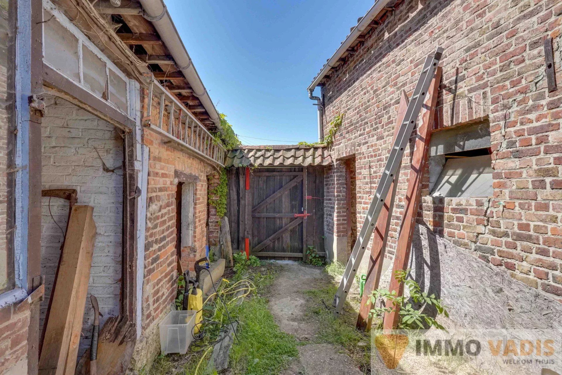 Te renoveren hoeve met binnenkoer en stallingen foto 13
