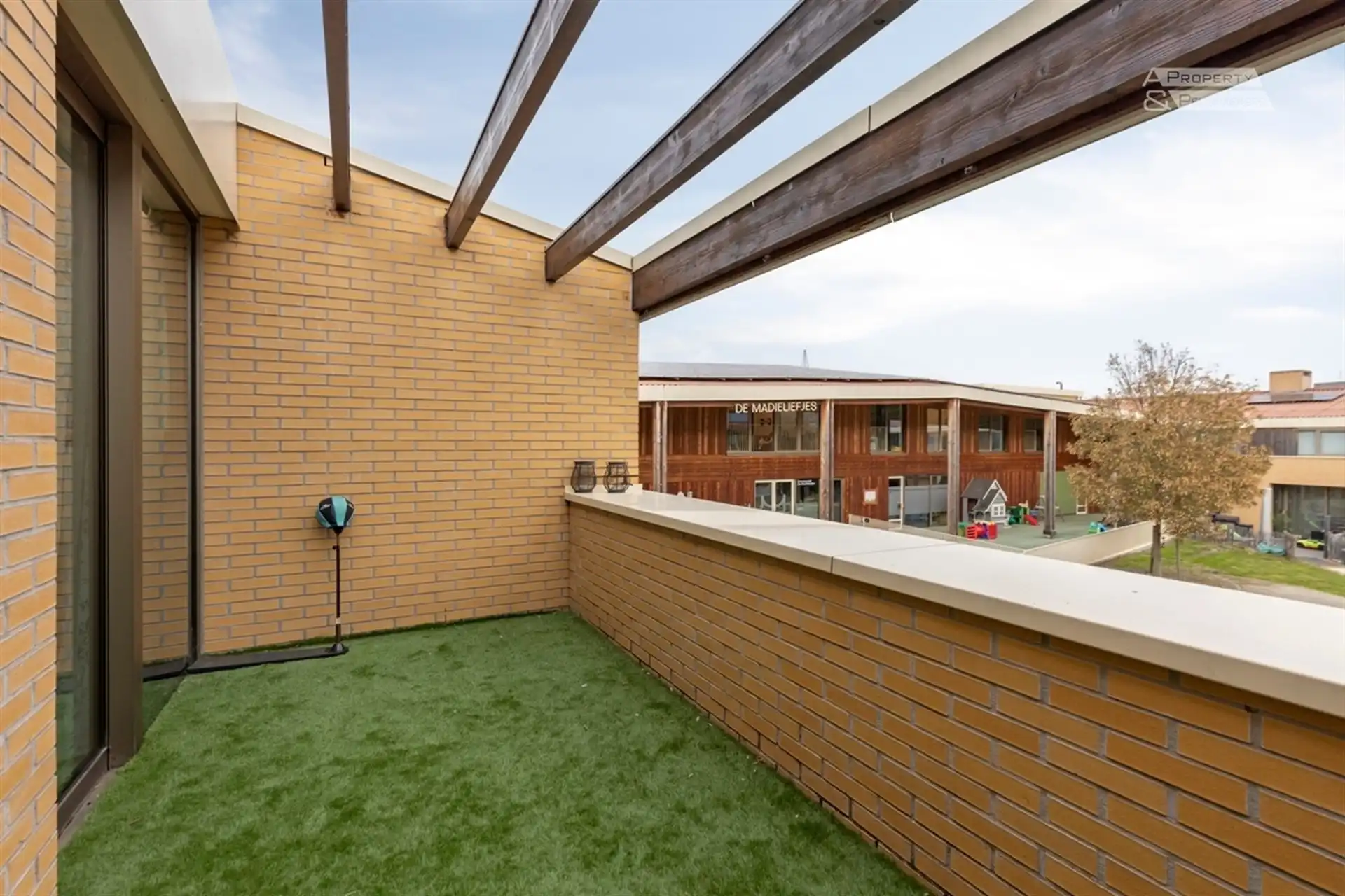 Instapklare gezinswoning met 3 slaapkamers, terras, voortuin en parking foto 9