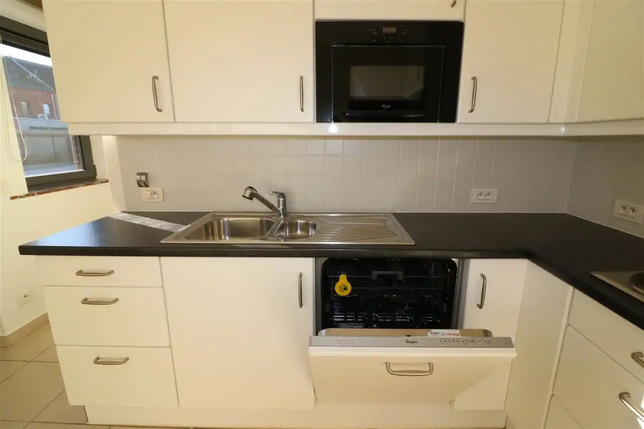 Ruime woning met drie slaapkamers en gezellige koer foto 13