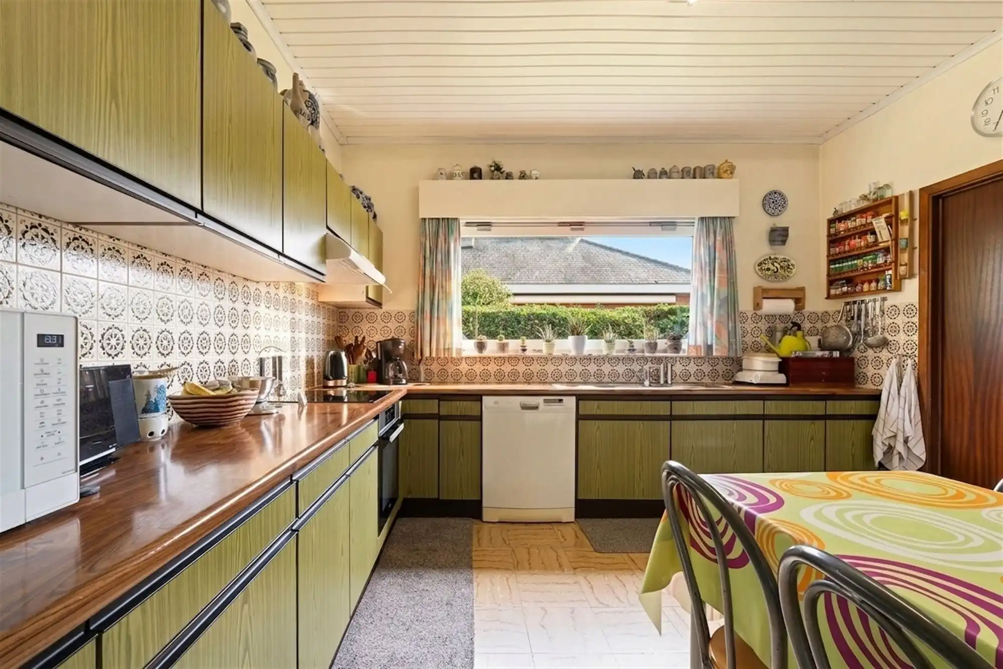 Charmante bungalow met 3 slaapkamers, ruime garage en zonnige tuin op 585m² foto 8