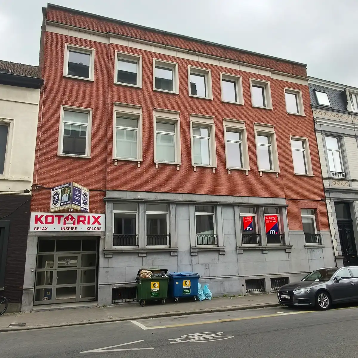 Grote moderne studentenkamer met eigen badkamer foto {{pictureIndex}}