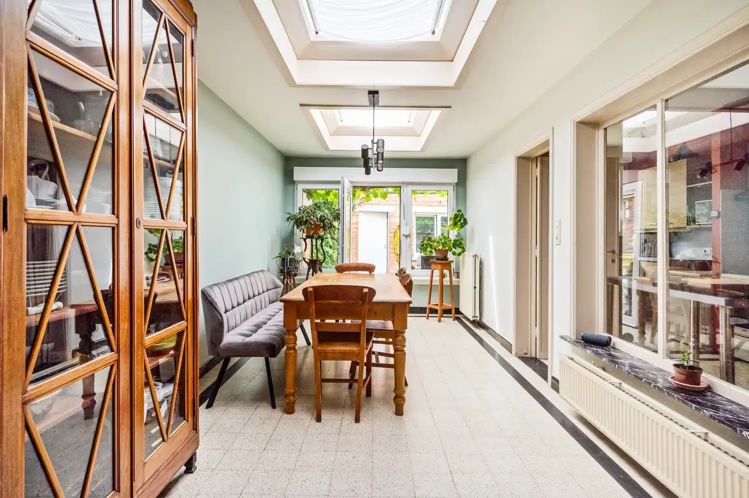 Instapklare woning met 4 slpkrs met gezellige stadstuin en garage foto 10