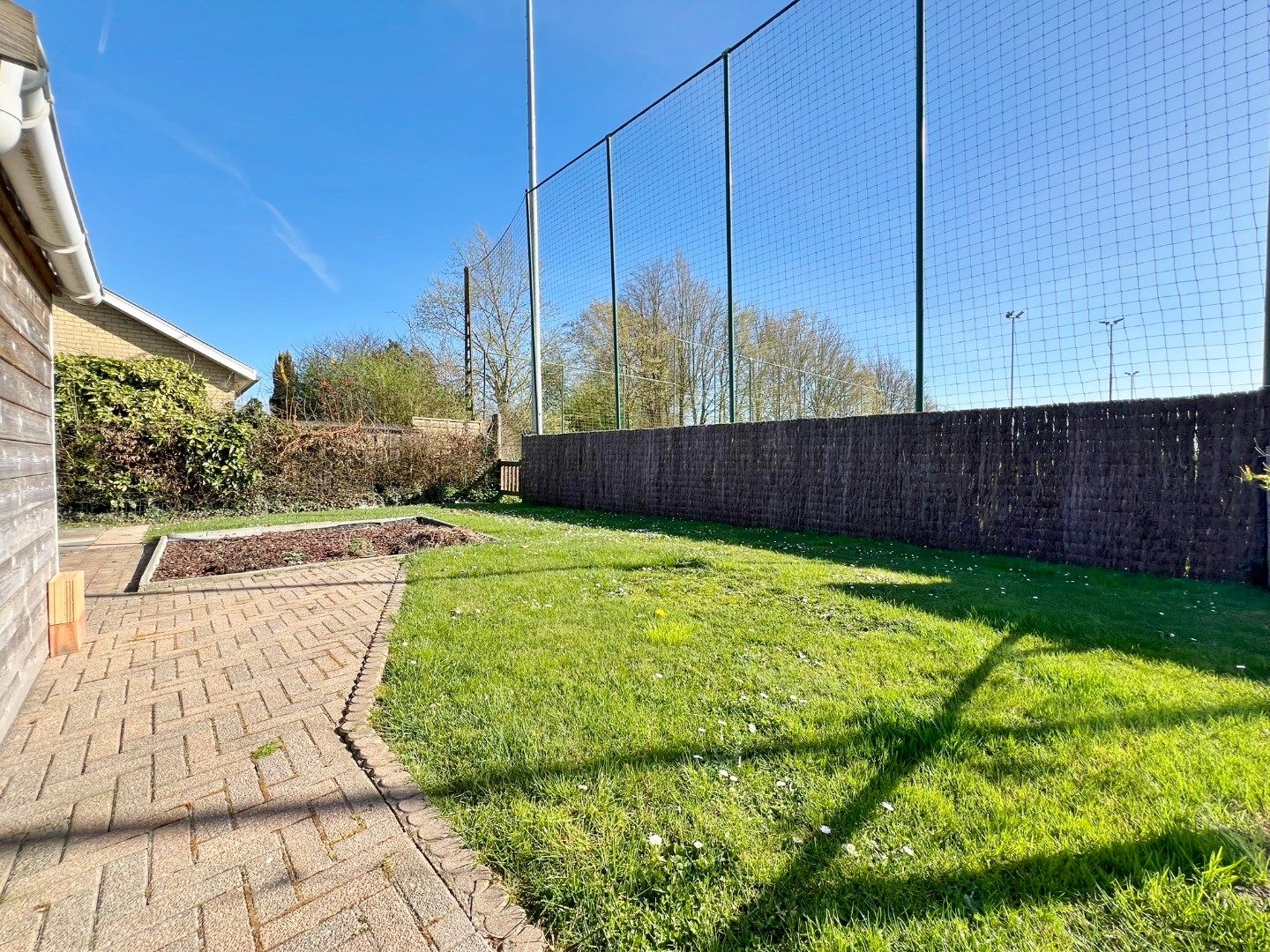 Gerenoveerde gelijkvloerse villa in rustige wijk met zonnige tuin en twee garages.  foto 24
