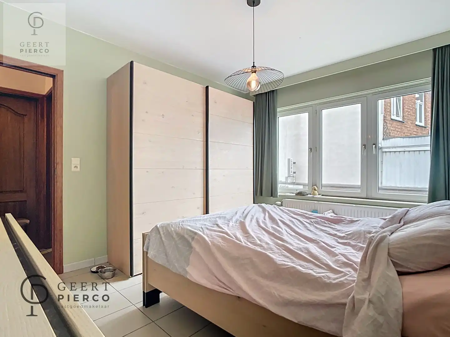 Aan Sint-Anneke 26 bus 101 te Sint-Truiden treffen we dit ruime appartement met drie slaapkamers, twee badkamers en kelder. De centrale ligging (200m van Grote Markt) zorgt voor een optimaal bereik van winkels, station, scholen en eveneens de groene omgeving van de stadsvesten en het stadspark. foto 17