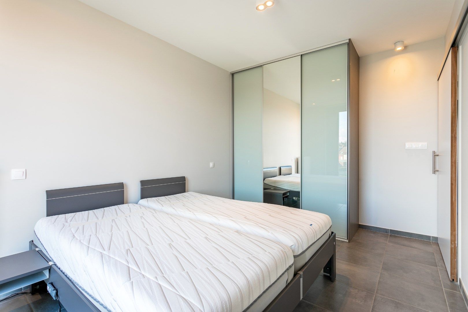 Moderne assitentiewoning met ruim terras en autostaanplaats foto 14