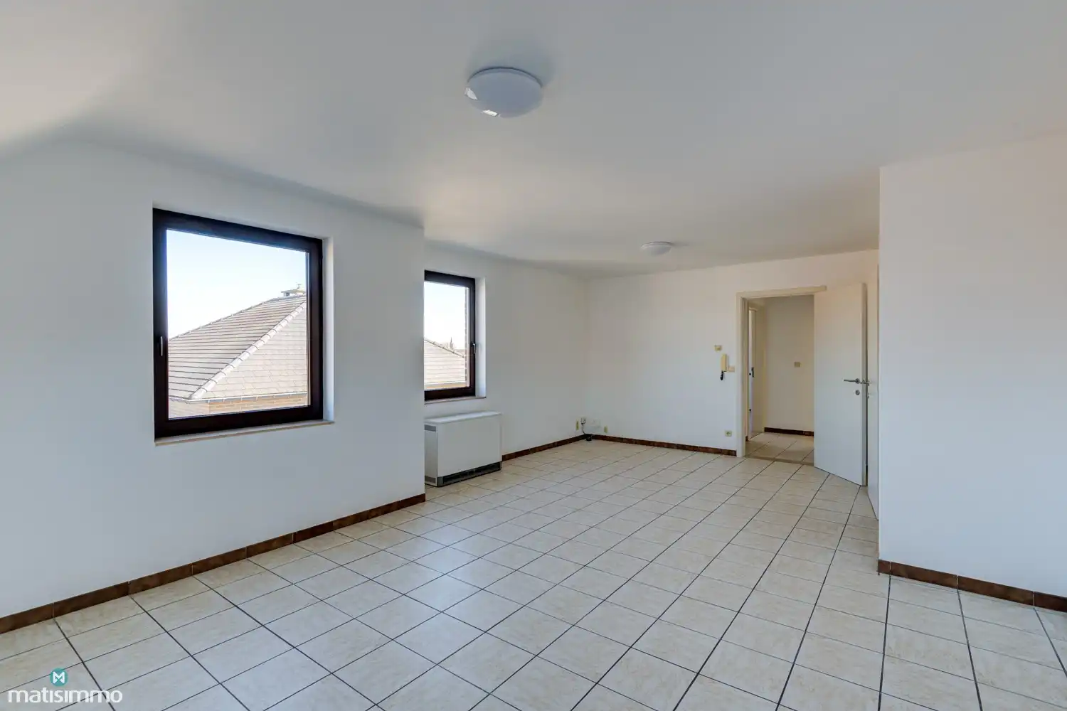 INSTAPKLAAR APPARTEMENT MET TWEE SLAAPKAMERS EN GARAGE NABIJ HET CENTRUM VAN LANAKEN foto 3