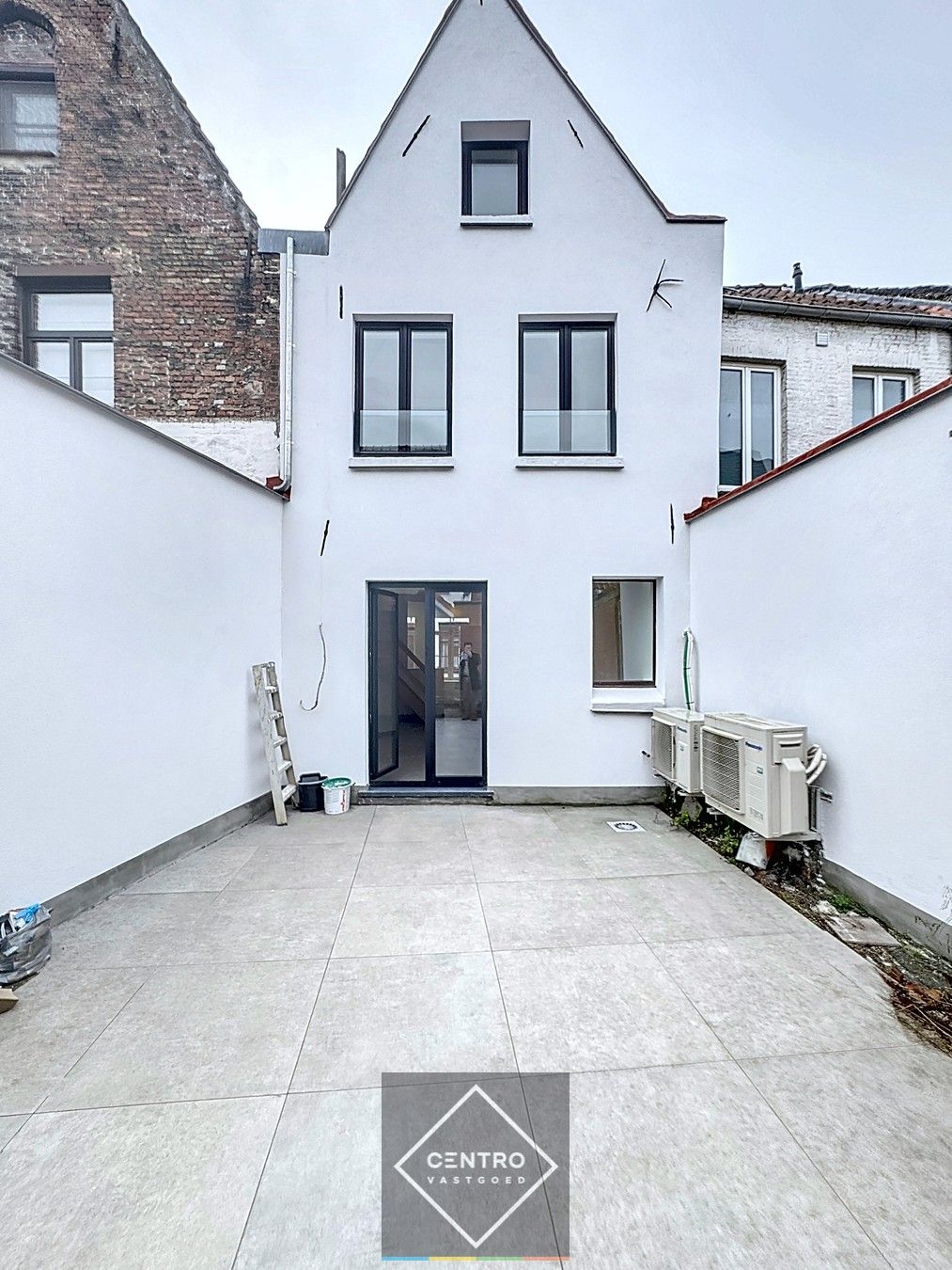 Volledig gerenoveerde BURGERWONING met 3 slaapkamers en zonnig tuin/koer in het historisch centrum te Brugge. foto 2